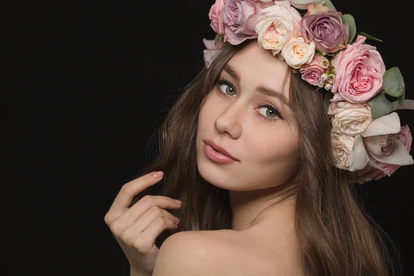 Mujer encantadora con corona de flores en la cabeza —  Fotos de Stock