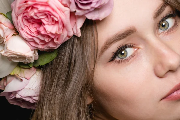 Close up van mooie jonge vrouw in roze krans — Stockfoto