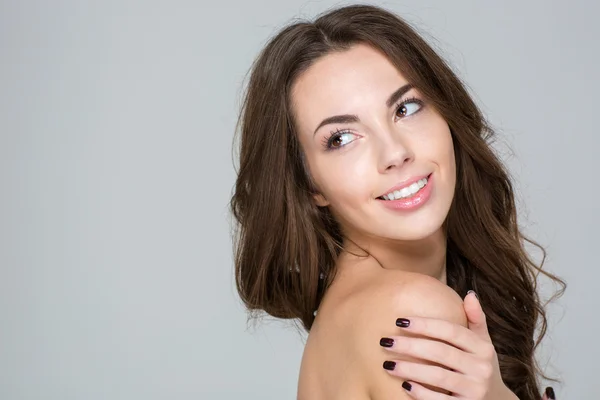 Mujer atractiva feliz mirando hacia otro lado — Foto de Stock