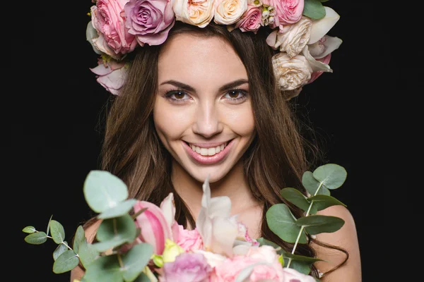 Feliz encantadora joven hembra en rosas corona de flores con hermoso ramo — Foto de Stock