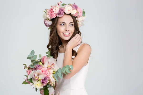 Sonriente linda mujer sosteniendo flores — Foto de Stock