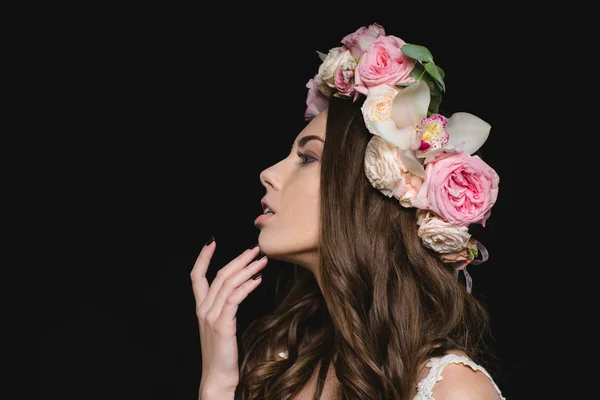 Perfil de mujer sensual con cabello rizado en corona de flores — Foto de Stock