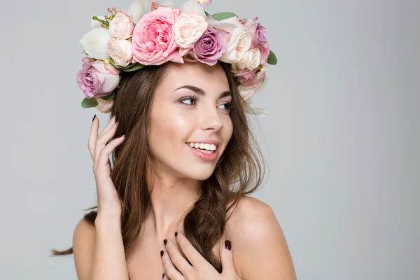 Mujer bonita con corona de flores en la cabeza —  Fotos de Stock