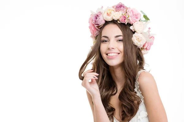 Mujer feliz con corona de rosas mirando a la cámara — Foto de Stock