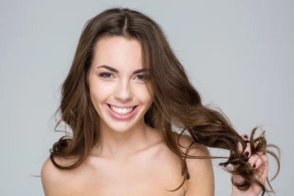 Mujer sonriente con piel fresca tocando su cabello —  Fotos de Stock