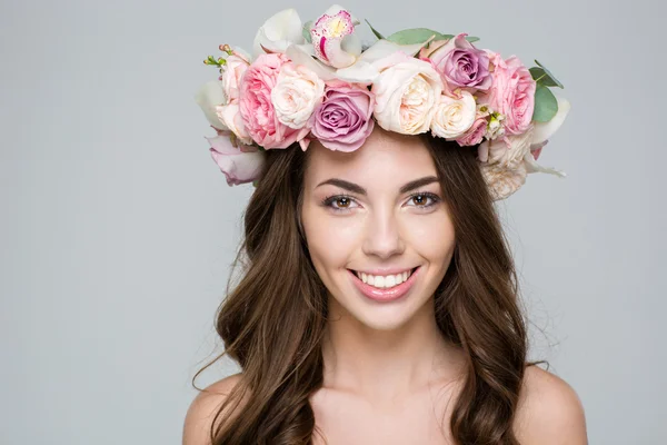 Mujer sonriente con corona de flores en la cabeza —  Fotos de Stock