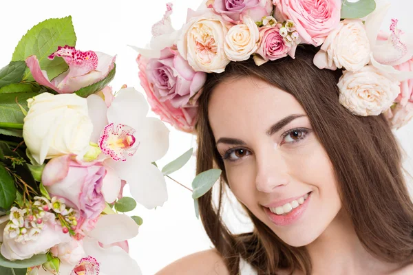 Mujer joven bastante feliz en hermosa corona de flores — Foto de Stock