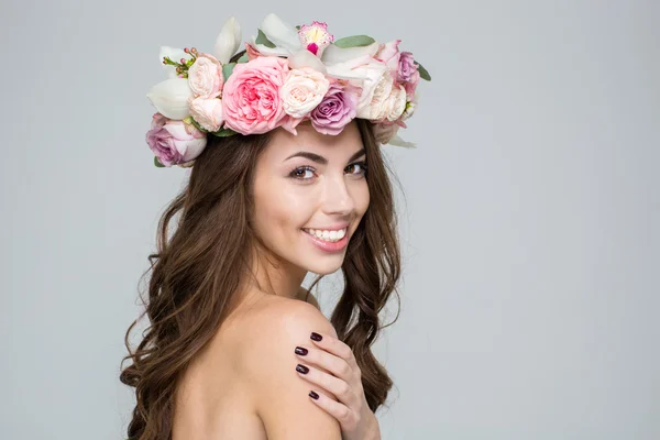 Leuke vrouw met krans van bloemen op hoofd — Stockfoto