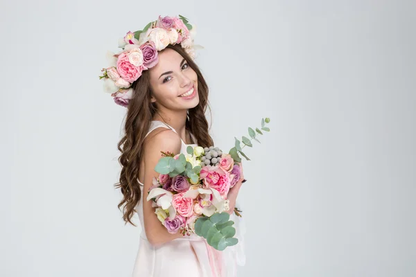 Hermosa novia feliz en corona de rosas con ramo de flores — Foto de Stock