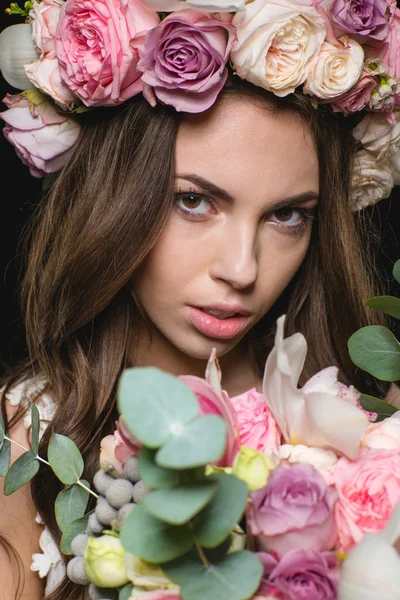 Hermosa joven hembra en corona de rosas con ramo de flores — Foto de Stock