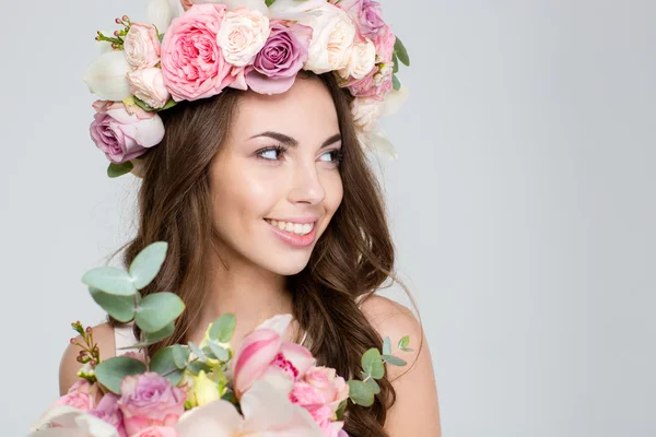 Mujer atractiva feliz sosteniendo flores — Foto de Stock