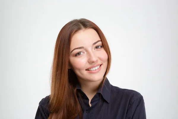 Портрет счастливой молодой женщины в рубашке — стоковое фото