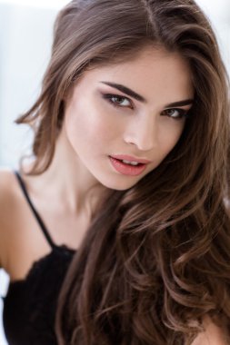 Kameraya bakarak çok güzel kadın