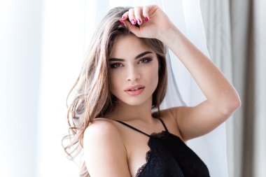 Dantel iç çamaşırı pencerenin poz güzel ihale kadın