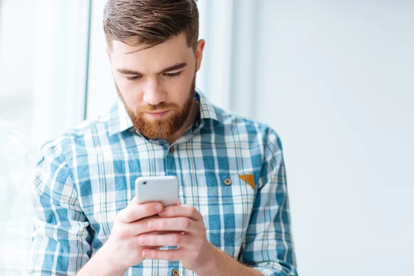 Hombre casual usando teléfono inteligente —  Fotos de Stock