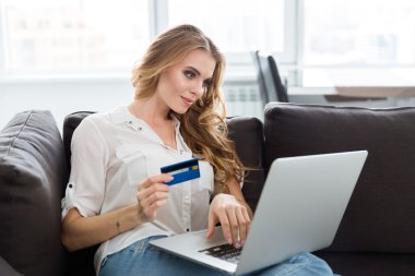 Kredi kartı ile internet mutlu kadın yapma alımları 