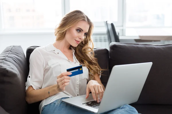 Glückliche Frau, die mit Kreditkarte im Internet einkauft — Stockfoto