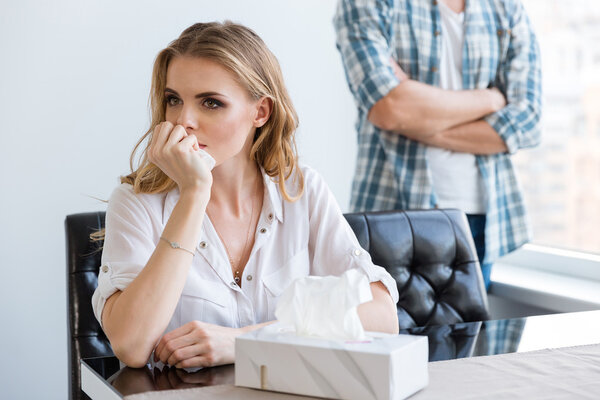 Женщина плачет после ссоры с мужем
 