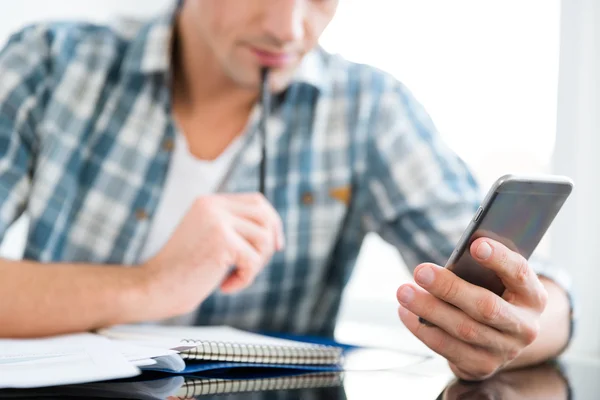 Mobiltelefon och anteckningar används av människan för att betala räkningar — Stockfoto