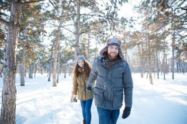 Kış Park'ta yürüyordunuz mutlu çift