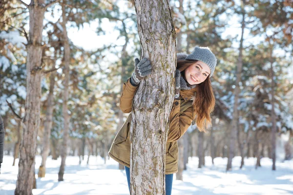 Donna sorridente che cammina nel parco invernale — Foto Stock