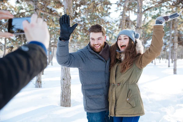 Fotografia de casal no parque de inverno — Fotografia de Stock