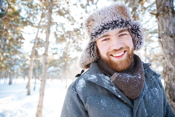 Glücklicher Mann steht im Winterpark — Stockfoto