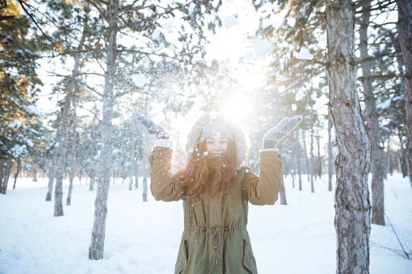 Mulher feliz alegre se divertindo com neve no parque de inverno — Fotografia de Stock