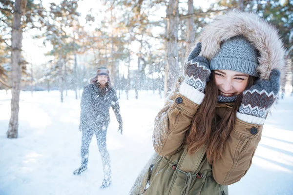 Feliz jovem casal jogar bolas de neve ao ar livre — Fotografia de Stock