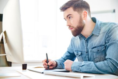 Bilgisayar ve grafik tablet kullanarak konsantre tasarımcı çizim