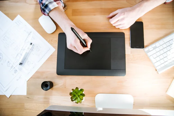 Tisch des Grafikdesigners mit Stift-Tablet mit Stift — Stockfoto