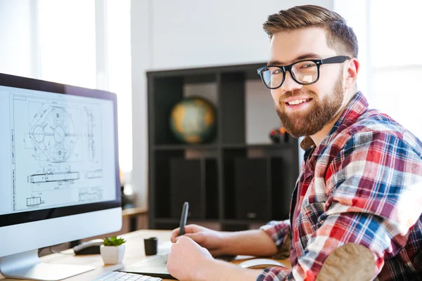 Happy designer ritade blåkopia på dator med penna tablett — Stockfoto