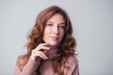 Kameraya bakarak mutlu bir kadın 