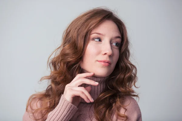 Retrato de una hermosa mujer mirando hacia otro lado — Foto de Stock