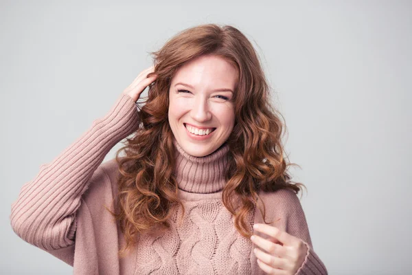 Lachende Frau blickt in die Kamera — Stockfoto