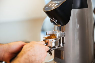 barista kahve öğütme