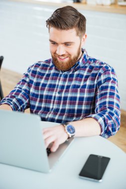 Kafede tablet bilgisayar kullanan adam