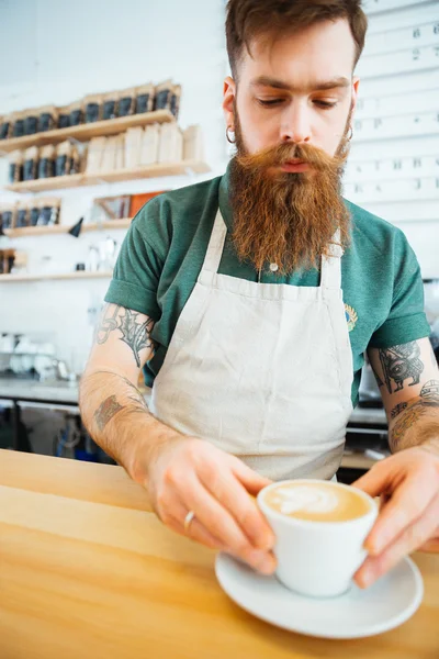 Schöner Mann bereitet Kaffee zu — Stockfoto