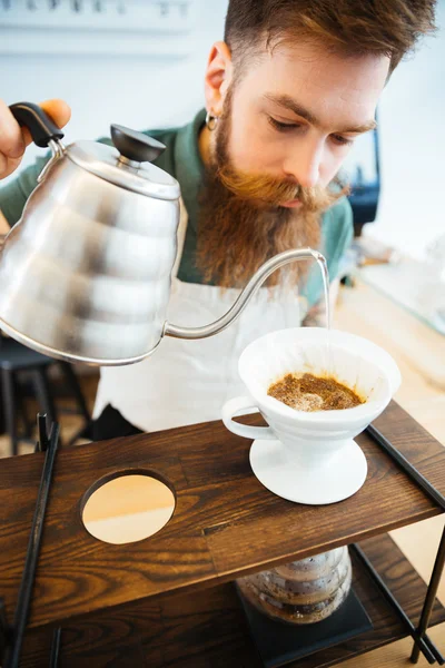 Barista nalil vodu na kávu zem s filtrem — Stock fotografie