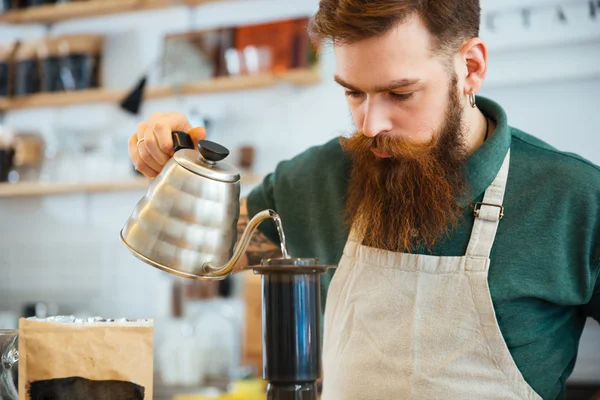 Barista nalil vodu na kávu zem s filtrem — Stock fotografie