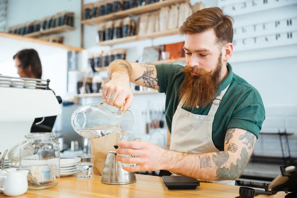 Barista derramando água em vidro — Fotografia de Stock