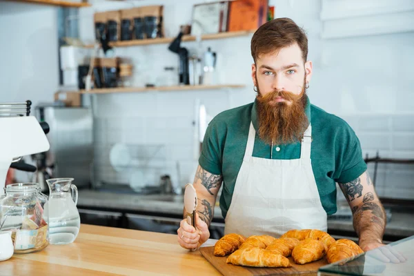 Varón barista con barba y tatuaje de pie en la cafetería —  Fotos de Stock