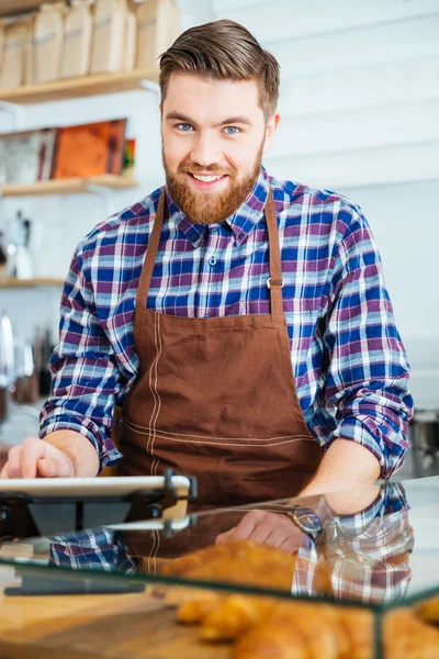 Potrait of happy bearded barista at work in coffe shop — Stock Photo, Image