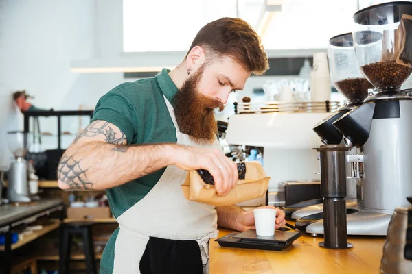Barista preparando café —  Fotos de Stock