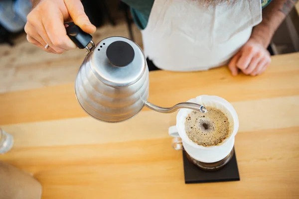 Barista verter agua en el café molido con filtro —  Fotos de Stock