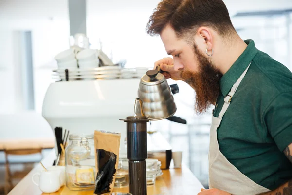 Barista nalil vodu na kávu zem s filtrem — Stock fotografie