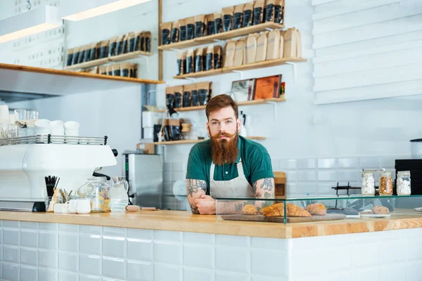 Barista com barba e bigode em pé no café — Fotografia de Stock