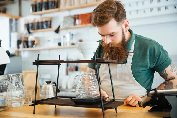 Bonito homem preparando café — Fotografia de Stock