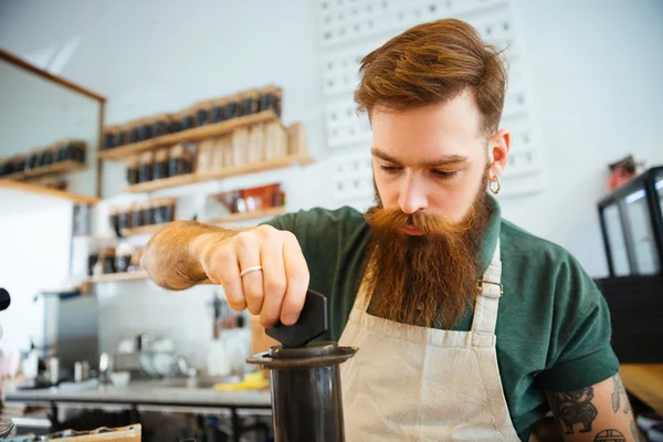 Barista preparando café —  Fotos de Stock