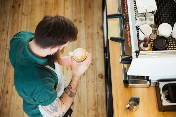 Barista příprava cappucino v kavárně obchod — Stock fotografie